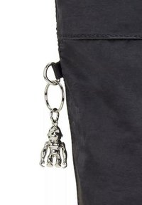 Borsa nera dal design elegante, con un portachiavi metallico a forma di mini robot. Finitura testurizzata con cuciture visibili.