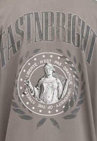 Fast and Bright JUSTICE TEE - T-shirts med print - grey
