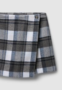 Gonna in lana a quadri con colori grigio, bianco e azzurro chiaro; con chiusura a bottoni e design pieghettato. Texture morbida, lunghezza media.