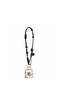 Accessoire de sac à dos miniature en motif serpent métallique argenté avec ferrures dorées et cordon noir réglable. Remarquable pour son design compact et sa texture.