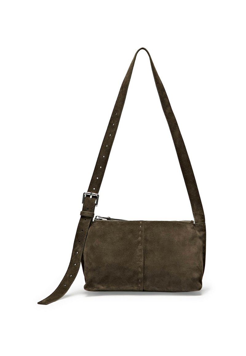 Borsa a tracolla in suede verde scuro con zip nella parte superiore, forma piatta, tracolla regolabile con perforazioni e texture liscia opaca.