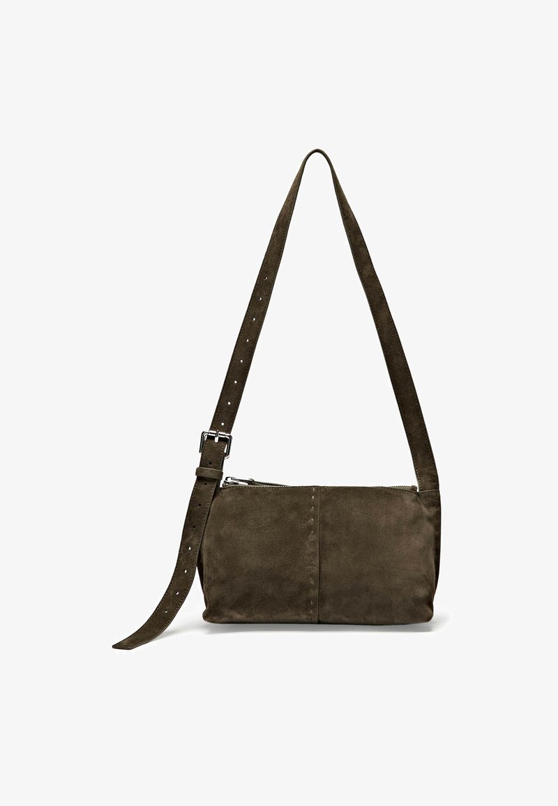 Borsa a tracolla in suede verde scuro con zip nella parte superiore, forma piatta, tracolla regolabile con perforazioni e texture liscia opaca.