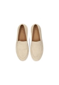 Scarpe slip-on beige con una finitura in suede liscia, punta arrotondata e dettagli di cucitura minimi. L'interno è dotato di una fodera in pelle marrone.