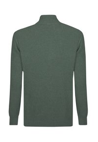 Rippstrickpullover in Dunkelgrün, mit hohem Kragen und langen Ärmeln. Der Stoff hat eine strukturierte Oberfläche und eine figurbetonte Silhouette.
