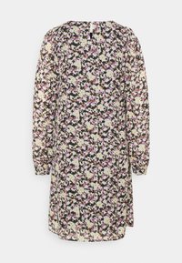 Kwiatowa sukienka z długimi rękawami, z czarnym tłem i mieszanką różowych, białych i kremowych kwiatów. Z tyłu znajduje się detal w formie otworu w kształcie klucza.