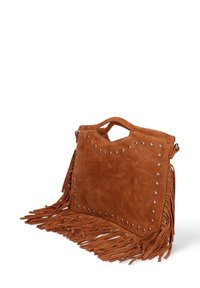 Borsa in suede marrone con lungo bordo frangiato, decorazioni di borchie attorno alla parte superiore e una maniglia superiore. Forma rettangolare con texture morbida.