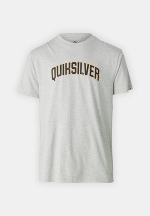 Traversal t-shirt de bumbac, gri, cu mânecă scurtă, care prezintă un logo curbat, negru și portocaliu, "QUIKSILVER", pe piept. Design standard cu guler rotund.