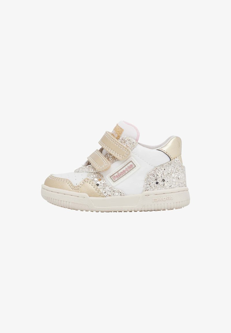 Sneakers per bambini bianchi e dorati con dettagli glitterati, caratterizzati da una tomaia testurizzata, due cinghie in velcro e una suola in gomma.