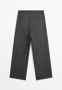 Pantalon large gris foncé à fines rayures, avec poches arrière et passants de ceinture, présenté de dos sur fond blanc.