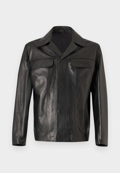 Veste en cuir noire avec deux poches à rabat sur la poitrine, un col, des manches longues et une fermeture avant cachée.