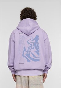 Violeta kapuce ar lielu gaiši zilu abstraktu rakstu aizmugurē, ar mīkstu audumu un kangaroo kabatu priekšā.