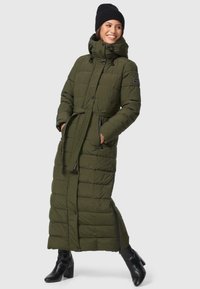 Lange, olijfgroene pufferjas met een getailleerde taille, hoge kraag en ritszakken. Heeft een gequilt patroon en zwarte hardwareaccenten.