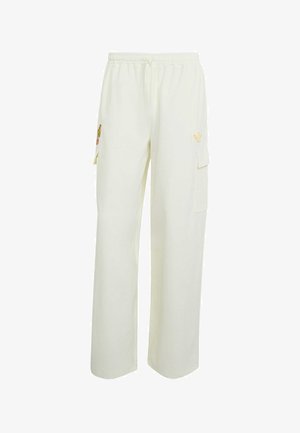 Pantaloni cargo a gamba larga color bianco sporco con vita elastica, coulisse, tasche laterali e piccolo logo Adidas ricamato sulla coscia destra.
