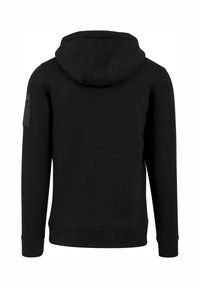 Felpa nera con cappuccio realizzata in tessuto morbido, dotata di cappuccio, maniche lunghe e polsini a costine. Include una tasca con zip sul braccio sinistro.