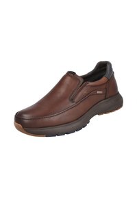 Zapato de cuero marrón tipo slip-on con superficie texturizada, punta redondeada, tacón ligero y suela de goma con acentos azules y marrones.