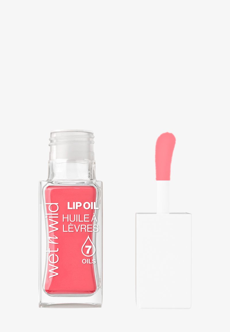 Bouteille en verre transparent d'huile à lèvres avec un liquide rose. Capuchon rectangulaire blanc et applicateur avec une pointe douce et arrondie en rose. Étiquettes sur la bouteille.