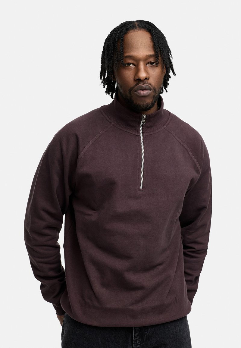 Lila Fleece-Pullover mit hohem Kragen und Reißverschlussdetails, ausgestattet mit Raglanärmeln und einer weichen Textur. Geeignet für die Freizeit.