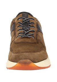 Baskets en daim marron avec des accents noirs, lacets blancs et semelle en caoutchouc orange translucide. Bout arrondi et détail de surface texturé.