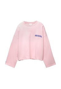 Felpa oversize rosa chiaro realizzata in morbido cotone. Presenta maniche lunghe e testo blu sulla parte anteriore che recita "BUONE INTENZIONI, ESECUZIONE TERRIBILE."