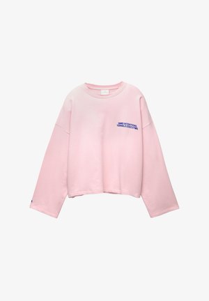 Felpa oversize rosa chiaro realizzata in morbido cotone. Presenta maniche lunghe e testo blu sulla parte anteriore che recita "BUONE INTENZIONI, ESECUZIONE TERRIBILE."