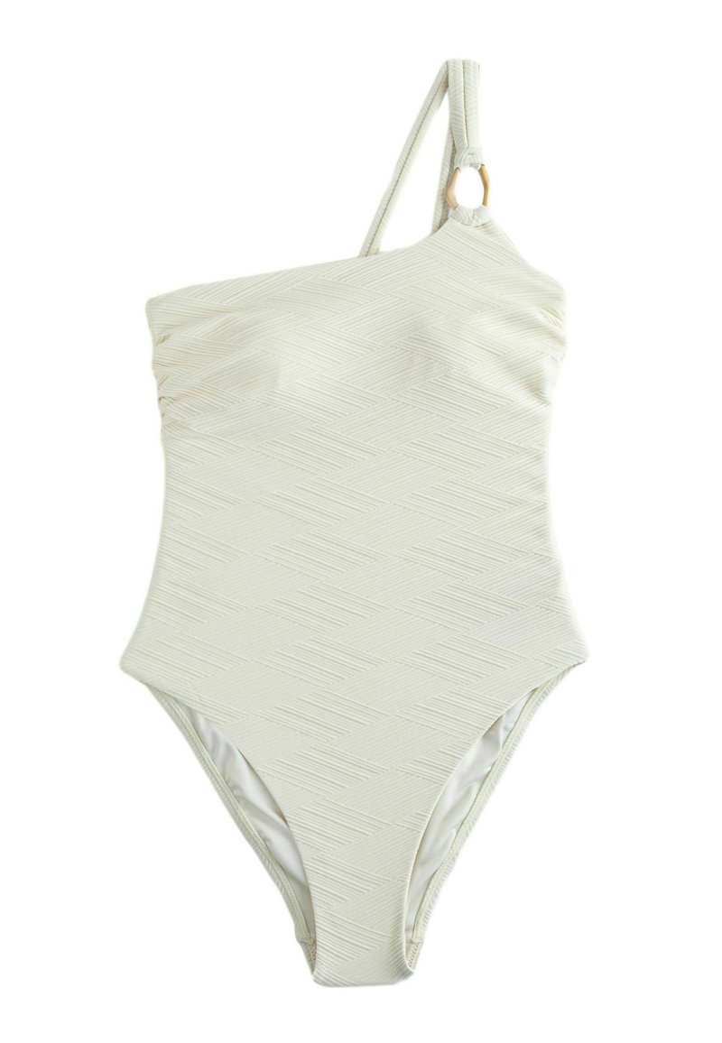 Bañador blanco texturizado de un solo hombro con una sola tira que cuenta con un pequeño detalle de anillo dorado.