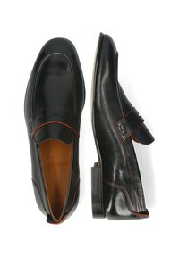 Zwarte leren loafers met een glanzende afwerking, voorzien van oranje stiksels en een decoratieve band over de bovenkant. Plat hakontwerp.