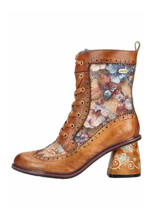 Stivaletto alla caviglia in pelle marrone con lacci, pannelli di tessuto floreale e tacco spesso decorativo dipinto.