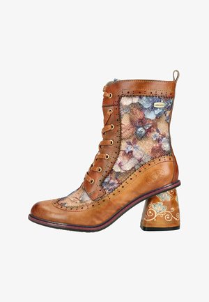 Stivaletto alla caviglia in pelle marrone con lacci, pannelli di tessuto floreale e tacco spesso decorativo dipinto.