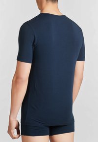 T-shirt a maniche corte blu navy, in cotone, collo rotondo, design aderente. Tessuto liscio, semplice, senza motivi o accessori visibili.