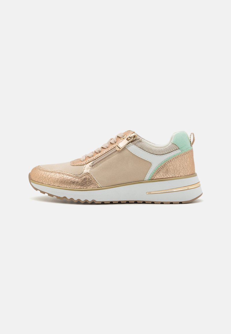 Sneakers met een mix van beige, goud en mintgroene materialen; textuuraccenten, ritssluitingen en een witte, gewatteerde zool.