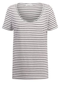 Camiseta de manga corta a rayas con escote en forma de barco. Color: base blanca con rayas horizontales grises. Textura de tela suave.