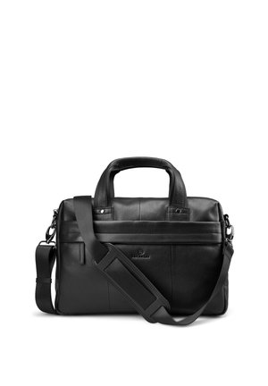 Svart lærmappe med to håndtak og en justerbar skulderrem, med en frontlomme med glidelås og en diskret logo i midten.