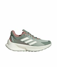 Scarpe da ginnastica verde chiaro con dettagli bianchi, tallone rosa e superiore testurizzato. Presentano una suola ammortizzata e un tallone rinforzato per supporto.