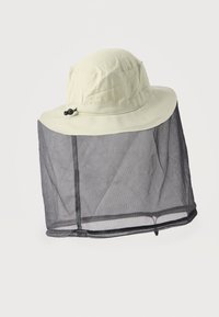 Μπεζ καπέλο με φαρδιά γείσο και προσαρτημένο μαύρο δίχτυ προσώπου σχεδιασμένο για προστασία από έντομα και κάλυψη από τον ήλιο.