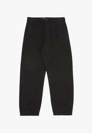 Czarne bawełniane spodnie o prostym kroju nogawki, z zapięciem na guzik, szlufkami na pasek i bocznymi kieszeniami, gładka faktura.