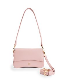 Bolso de hombro de cuero rosa con cierre de solapa, herrajes dorados, correa ajustable y textura suave. Presenta un detalle central de logo.