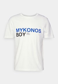 Bílý bavlněný tričko s modrými a černými nápisy. Nápis zní "MYKONOS BOY" a další detaily v menším písmu. Klasický design s crew neck výstřihem.