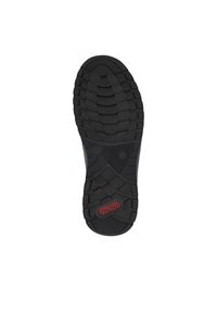 Schwarze Gummisohle mit strukturiertem Muster, ausgestattet mit einem roten rechteckigen Logo, entworfen für Traktion und Haltbarkeit.