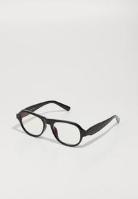 Ochelari de soare negri cu un cadru rectangular, dintr-un material plastic neted, cu lentile clare și brațe curbe. Nuante notabile de violet pe margini.