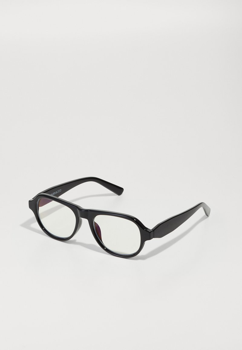 Ochelari de soare negri cu un cadru rectangular, dintr-un material plastic neted, cu lentile clare și brațe curbe. Nuante notabile de violet pe margini.