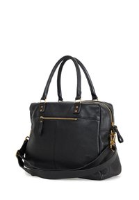 Borsa a mano in pelle nera con finiture in oro, due manici superiori, una tracolla removibile e tasca anteriore con zip. Finitura testurizzata.
