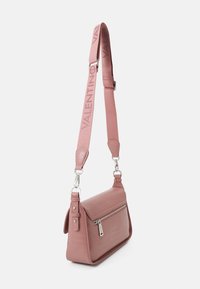 Borsa a spalla in pelle ecologica rosa con texture a coccodrillo, tracolla regolabile con logo, tasca frontale con zip e dettagli in hardware argentato.