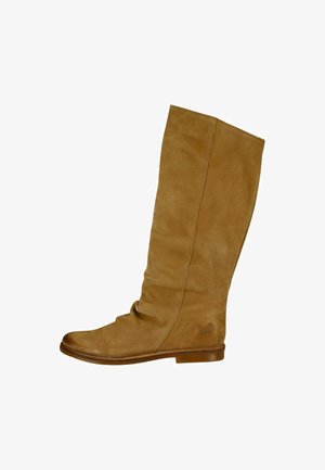 Hnedé semišové čižmy po kolená so spadnutým dizajnom, hladkým povrchom, zaoblenou špičkou a plochou podrážkou. Na boku je akcent s motýlím logom.