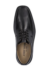 Schwarze Lederdressschuhe mit abgerundeter Spitze, fünf Ösen und einem flachen Schnürdesign. Glatte Textur mit minimalen Nähakzenten.