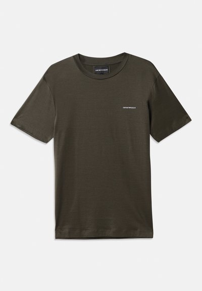 T-shirt olive green à manches courtes en tissu doux, avec un col rond et un petit logo sur la poitrine gauche.