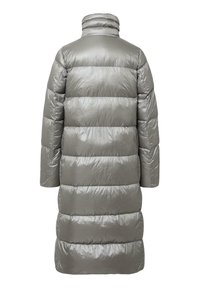 Lange, zilvergrijze pufferjas met een hoge kraag, voorzien van een geïsoleerde textuur en horizontale strepen. Het materiaal heeft een gladde, glanzende afwerking.
