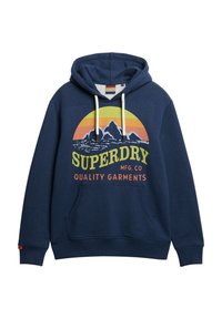 Sudadera de color azul marino hecha de algodón, con un bolsillo frontal, cordones y una impresión gráfica de montañas y un sol con tonos amarillos y naranjas.