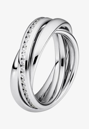 Srebrny pierścionek z trzema splecionymi obrączkami, z jedną z nich ozdobioną rzędem małych, przejrzystych kamieni szlachetnych wzdłuż środka dla dodatkowego detalu.