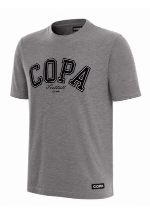 Grijs T-shirt met korte mouwen met "COPA" in grote zwarte omlijnde letters en de tekst "Football EST 1998" daaronder voorop, klein COPA-label nabij de zoom.