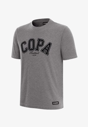Grijs T-shirt met korte mouwen met "COPA" in grote zwarte omlijnde letters en de tekst "Football EST 1998" daaronder voorop, klein COPA-label nabij de zoom.